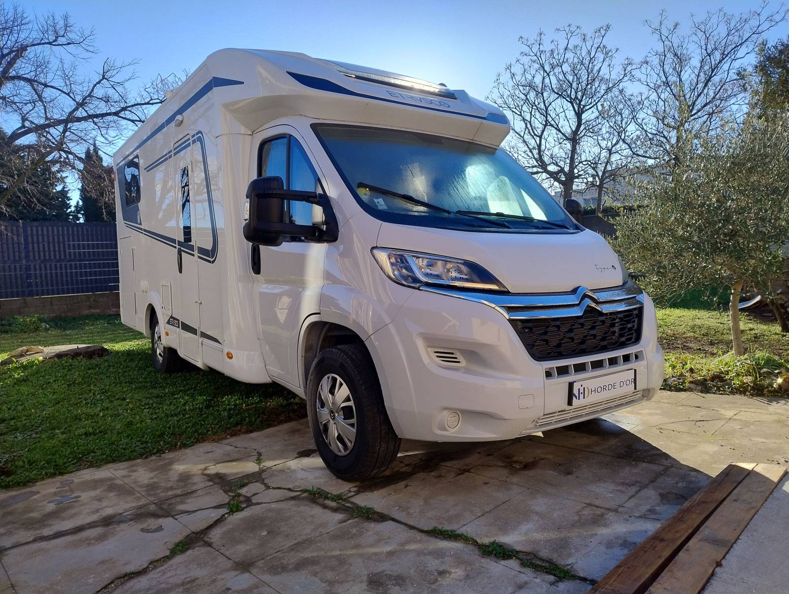 [PROMO !] Profilé en parfait état du groupe Allemand Hymer en lits jumeaux et lit pavillon tout neuf et garanti à Rémoulins dans le Gard