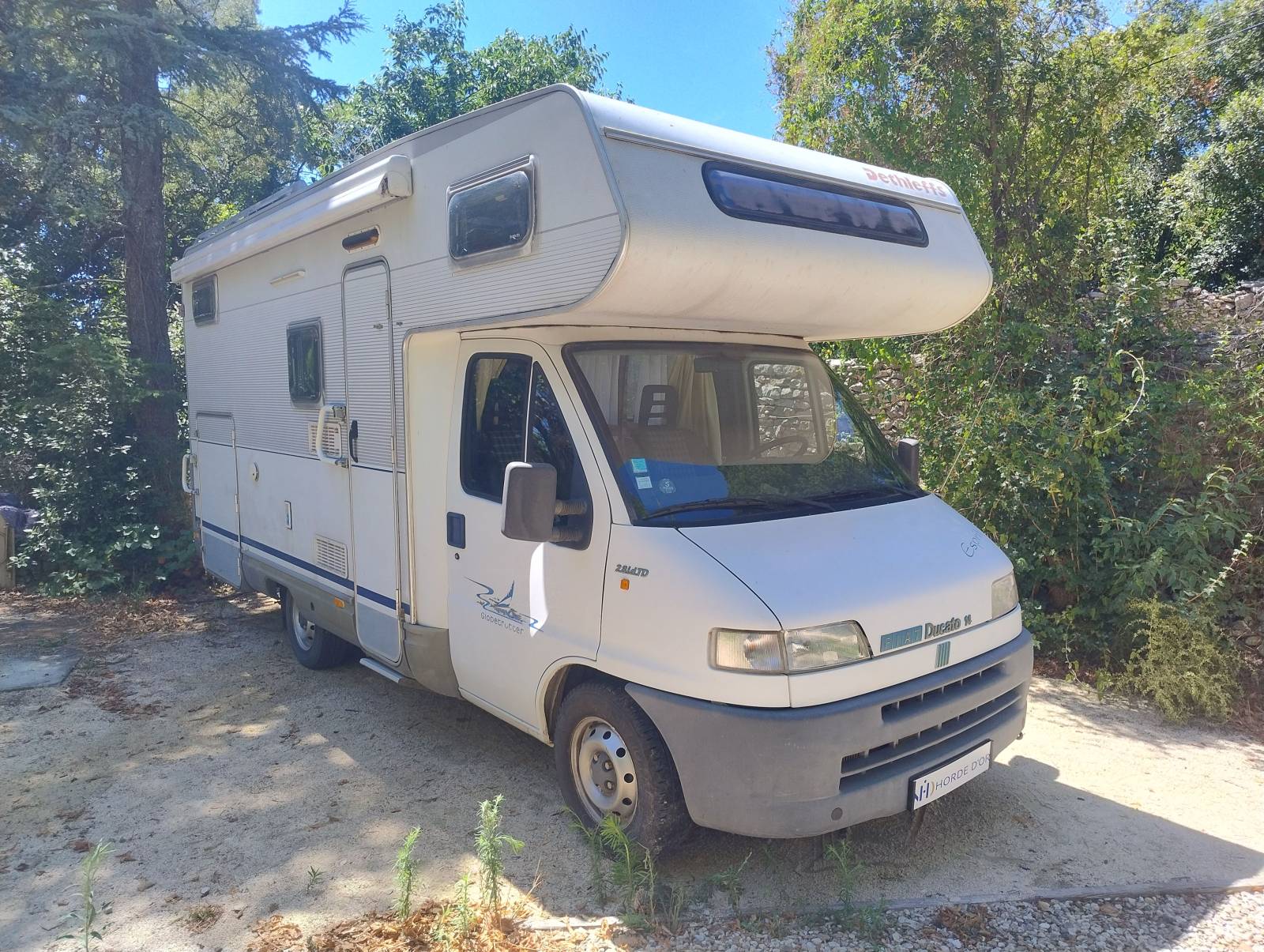 Prêt pour l’aventure à Uzès avec ce Dethleffs Globetrotter 6 places