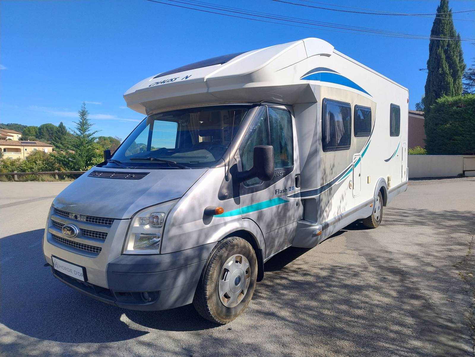En route pour Uzès avec le Chausson Flash 28 – compact, confortable et prêt à partir !