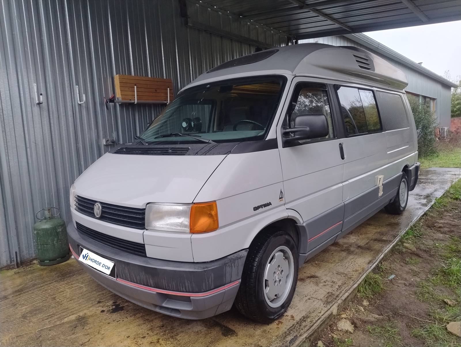Dehler Optima 5.4 en road trip à Nîmes, camping-car vintage VW T4 prêt pour l’aventure dans le Gard.
