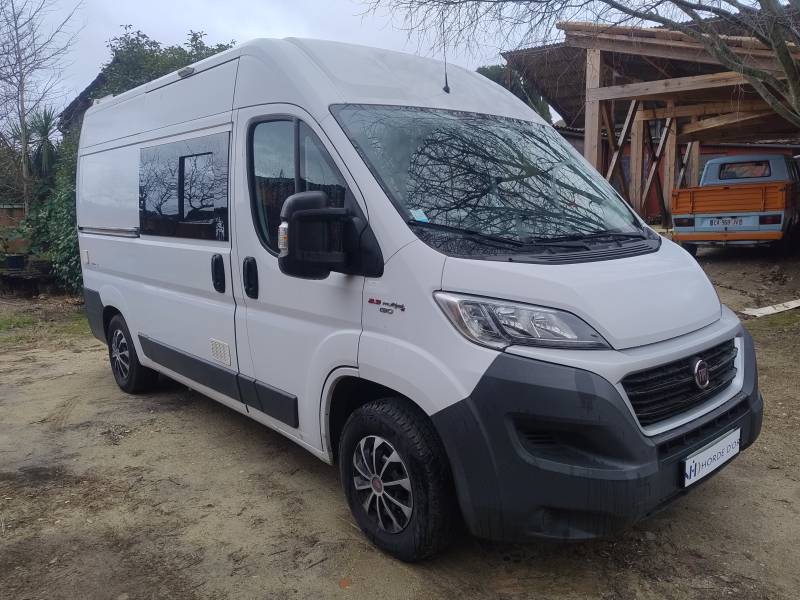 À l’aube sur les routes de Lussan, ce Fiat Ducato aménagé invite à reprendre la route en toute liberté, entre silence, confort et horizons infinis.
