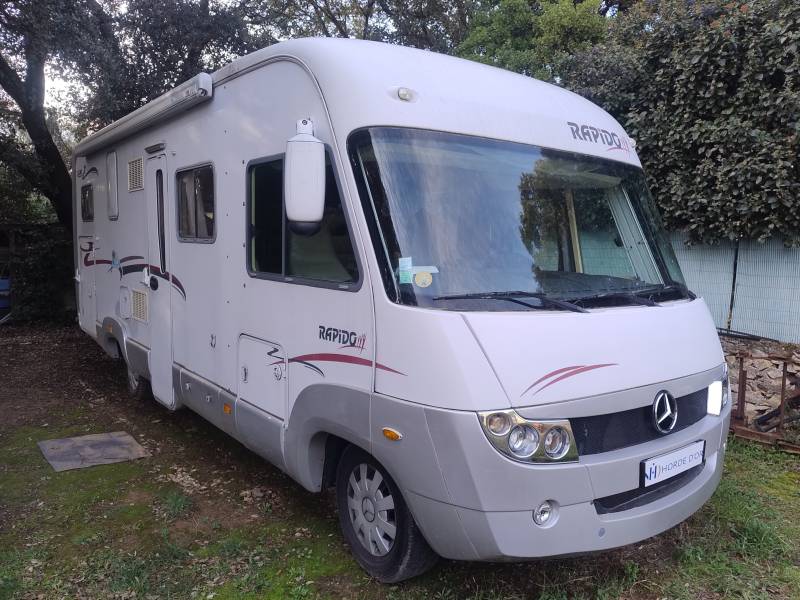 Rapido 997 M intégral sur porteur Mercedes Sprinter, prêt à prendre la route depuis Nîmes, entre confort et élégance.
