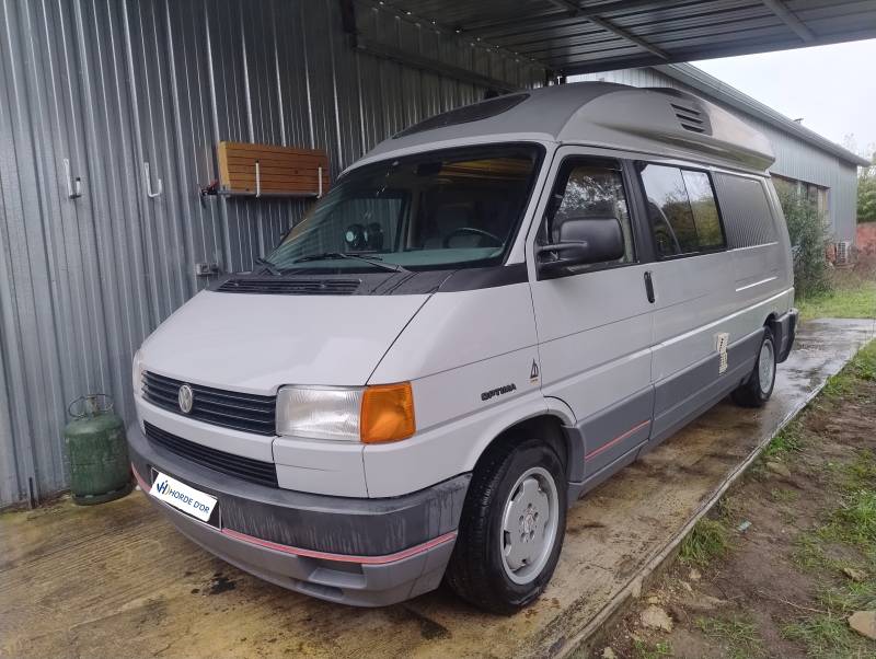 Dehler Optima 5.4 en road trip à Nîmes, camping-car vintage VW T4 prêt pour l’aventure dans le Gard.