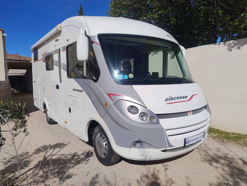 Camping-car Fleurette Discover 65 LBM sur porteur Fiat Ducato 2.3 L 150 ch prêt au départ pour voyager depuis Nîmes, avec lit transversal et soute garage.